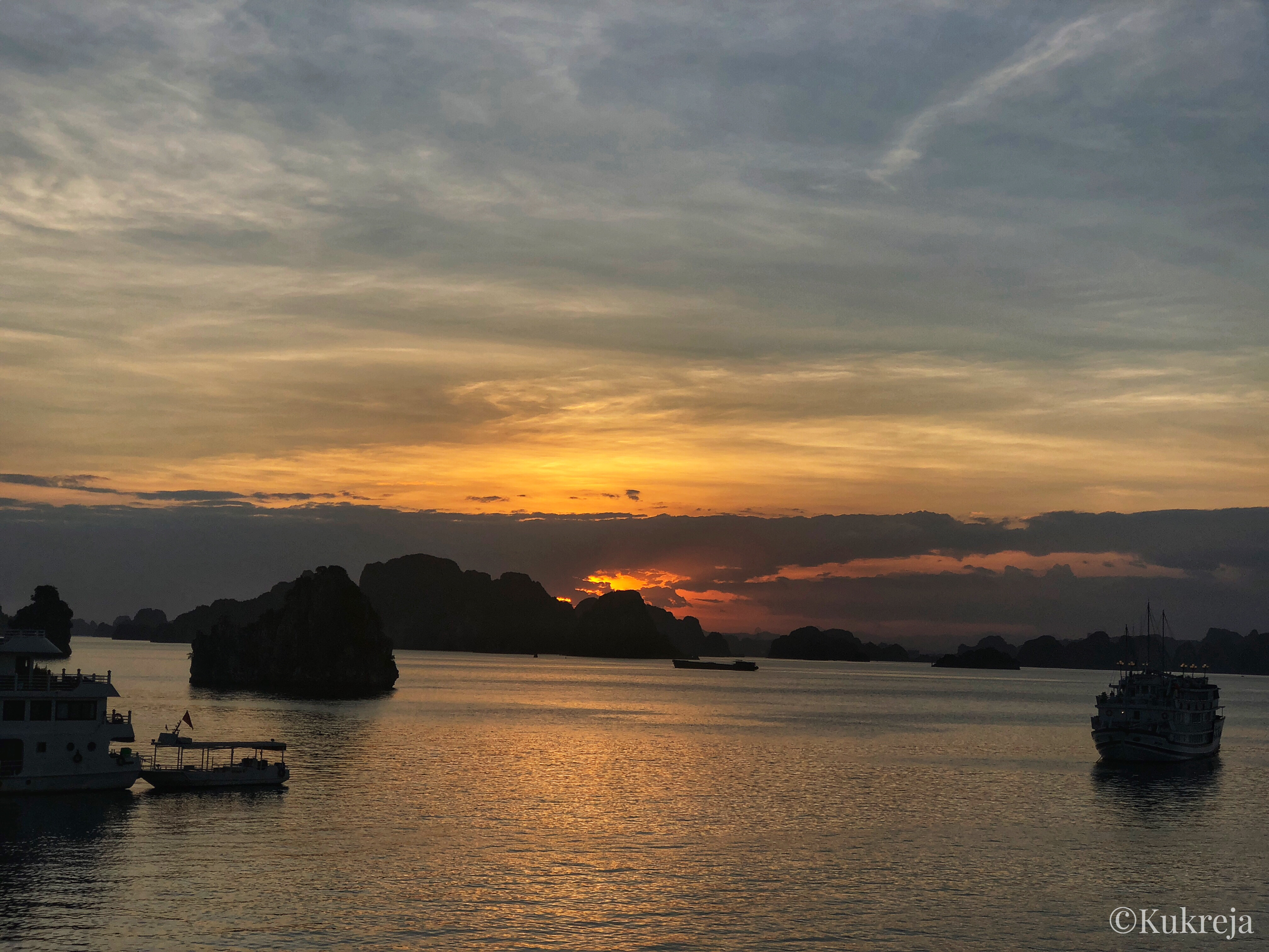 Sunset at Ha Long Bay. 